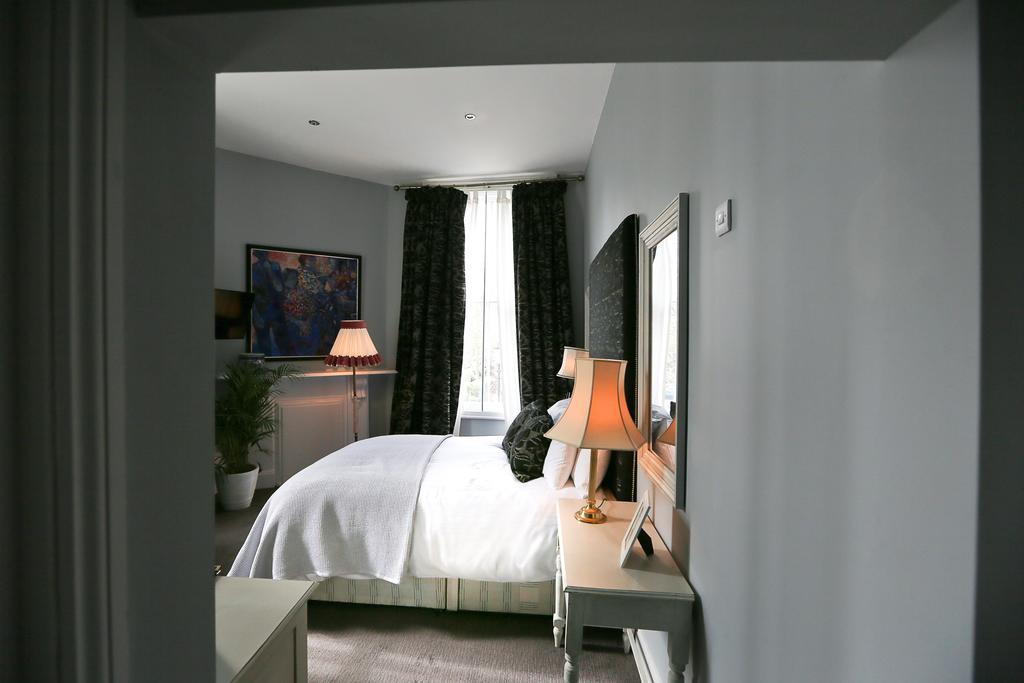 The Crown And Sceptre Hotel London Room photo