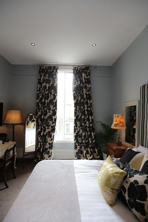 The Crown And Sceptre Hotel London Room photo
