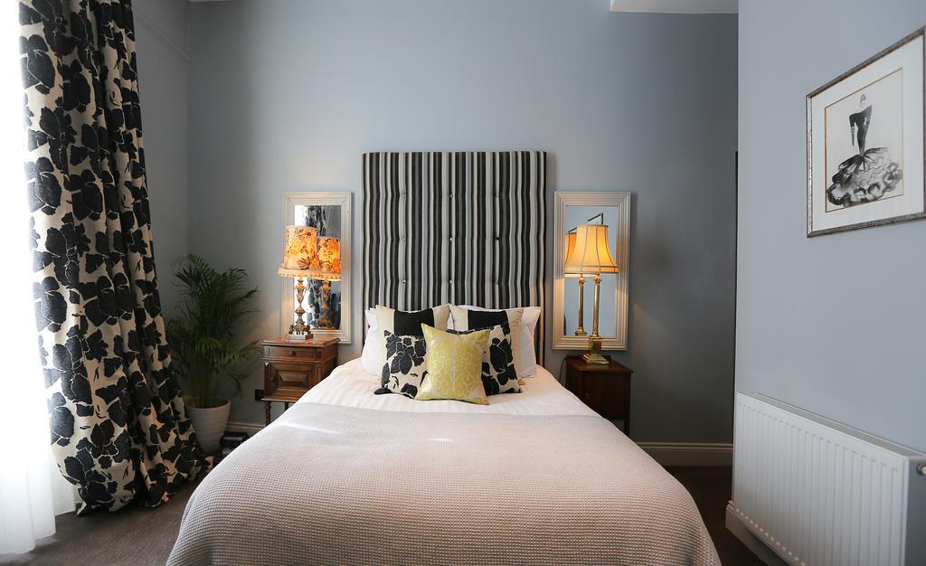 The Crown And Sceptre Hotel London Room photo