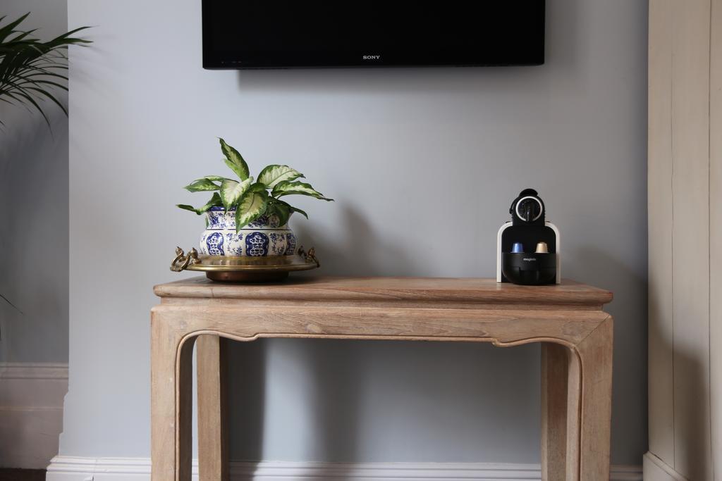 The Crown And Sceptre Hotel London Room photo