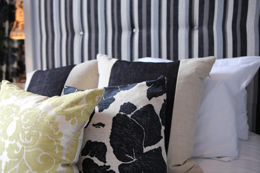 The Crown And Sceptre Hotel London Room photo