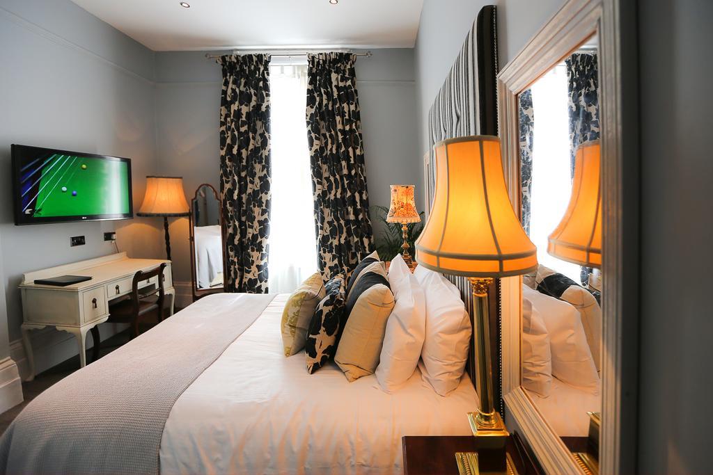 The Crown And Sceptre Hotel London Room photo