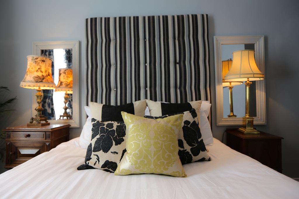 The Crown And Sceptre Hotel London Room photo