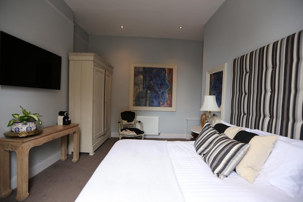 The Crown And Sceptre Hotel London Room photo