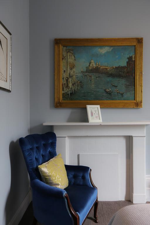 The Crown And Sceptre Hotel London Room photo