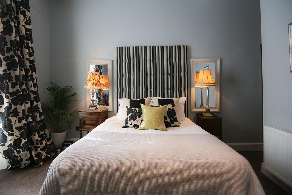 The Crown And Sceptre Hotel London Room photo