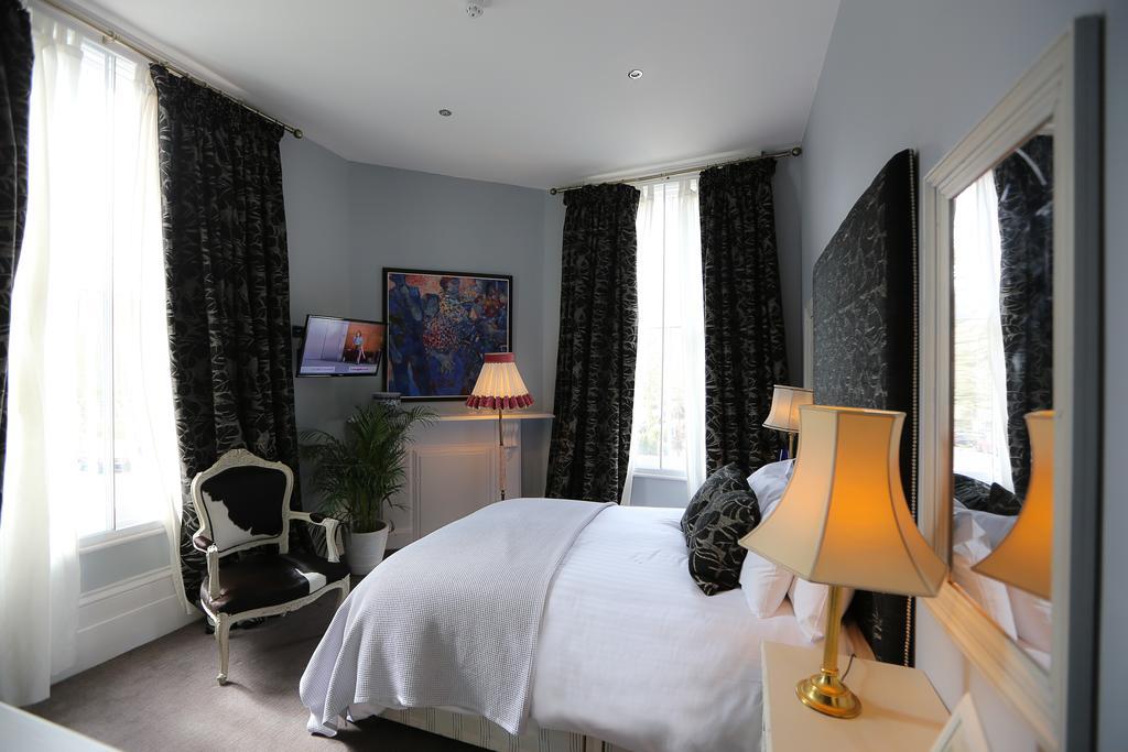 The Crown And Sceptre Hotel London Room photo